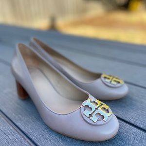 Tory Burch - Chelsea Block Heel Pumps in Taupe